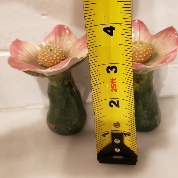 J McCall Signed Ceramic Dogwood Salt And Pepper Shakers - Picture 2 of 8